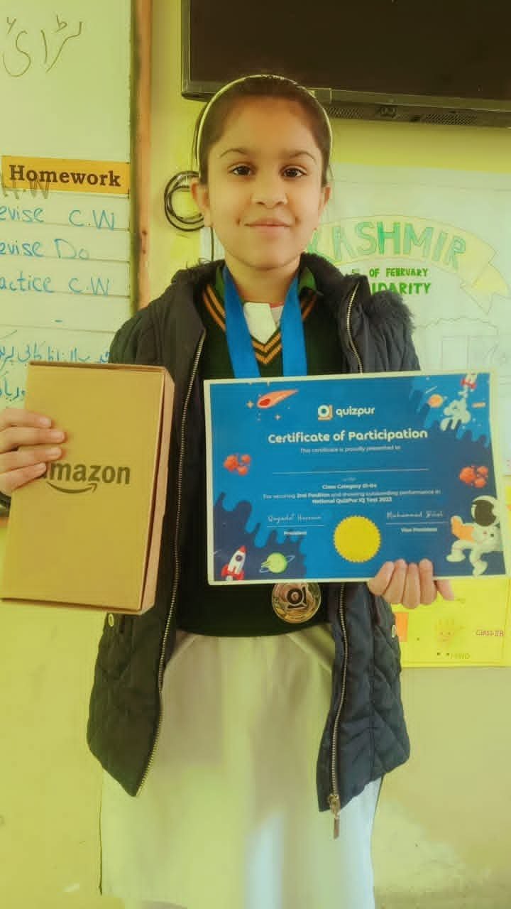 Student with QuizPur certificate and prize